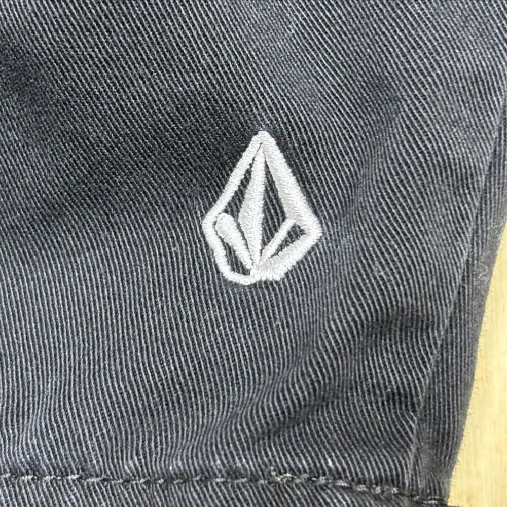 Volcom Shorts Mens 34 Black Chino Flat Front Casual Summer Vmonty Walking Logo